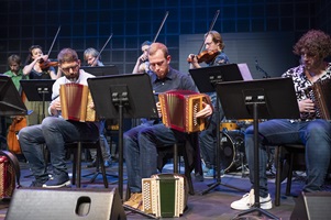 Studierende machen Volksmusik live auf der Bühne