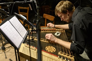 Student bereitet sich auf Volksmusik-Konzert vor