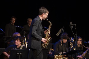 Auftritt der HSLU Big Band mit Special Guest Richard Bona (E-Bass) unter der Leitung von David Grottschreiber im KKL Luzern im Rahmen des Musikfestivals «Szenenwechsel», 31. Januar 2026. Bild HSLU/Priska Ketterer