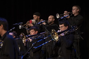 Auftritt der HSLU Big Band mit Special Guest Richard Bona (E-Bass) unter der Leitung von David Grottschreiber im KKL Luzern im Rahmen des Musikfestivals «Szenenwechsel», 31. Januar 2026. Bild HSLU/Priska Ketterer