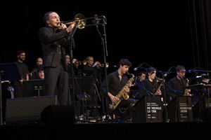 Auftritt der HSLU Big Band mit Special Guest Richard Bona (E-Bass) unter der Leitung von David Grottschreiber im KKL Luzern im Rahmen des Musikfestivals «Szenenwechsel», 31. Januar 2026. Bild HSLU/Priska Ketterer