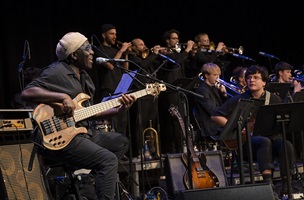 Auftritt der HSLU Big Band mit Special Guest Richard Bona (E-Bass) unter der Leitung von David Grottschreiber im KKL Luzern im Rahmen des Musikfestivals «Szenenwechsel», 31. Januar 2026. Bild HSLU/Priska Ketterer