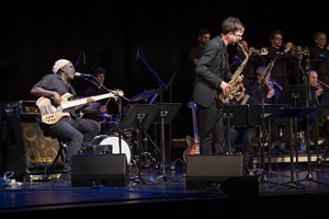 Auftritt der HSLU Big Band mit Special Guest Richard Bona (E-Bass) unter der Leitung von David Grottschreiber im KKL Luzern im Rahmen des Musikfestivals «Szenenwechsel», 31. Januar 2026. Bild HSLU/Priska Ketterer