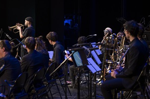 Auftritt der HSLU Big Band mit Special Guest Richard Bona (E-Bass) unter der Leitung von David Grottschreiber im KKL Luzern im Rahmen des Musikfestivals «Szenenwechsel», 31. Januar 2026. Bild HSLU/Priska Ketterer