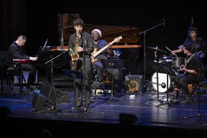 Auftritt der HSLU Big Band mit Special Guest Richard Bona (E-Bass) unter der Leitung von David Grottschreiber im KKL Luzern im Rahmen des Musikfestivals «Szenenwechsel», 31. Januar 2026. Bild HSLU/Priska Ketterer