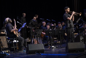 Auftritt der HSLU Big Band mit Special Guest Richard Bona (E-Bass) unter der Leitung von David Grottschreiber im KKL Luzern im Rahmen des Musikfestivals «Szenenwechsel», 31. Januar 2026. Bild HSLU/Priska Ketterer