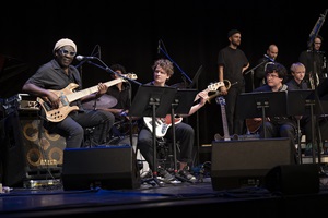 Auftritt der HSLU Big Band mit Special Guest Richard Bona (E-Bass) unter der Leitung von David Grottschreiber im KKL Luzern im Rahmen des Musikfestivals «Szenenwechsel», 31. Januar 2026. Bild HSLU/Priska Ketterer