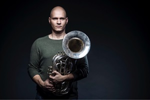 Portrait von Roland Szentpali, Tubist und neuer Dozent am Departement Musik.