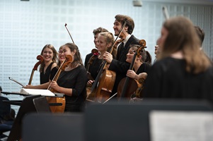 Studierende der Hochschulorchester Luzern und Basel im KKL Luzern vor dem Sinfoniekonzert vom 7. November. 