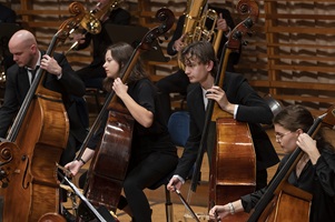 Die Junge Philharmonie Zentralschweiz und das Sinfonieorchester der Hochschule für Musik FHNW gemeinsam auf der Bühne des KKL Luzern am 7. November 2022. 