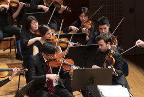 Die Junge Philharmonie Zentralschweiz und das Sinfonieorchester der Hochschule für Musik FHNW gemeinsam auf der Bühne des KKL Luzern am 7. November 2022. 