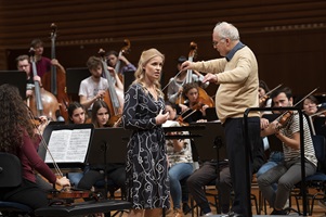 Solistin Tereza Kotlanova und Dirigent Ronald Zollmann proben für das Sinfoniekonezrt vom 7. November 2022 im KKL Luzern.
