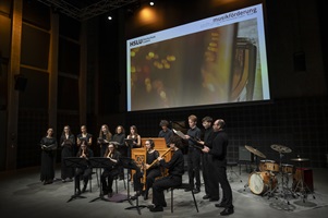 Ensemble um Kerstin Fahr und Jakob Pilgram