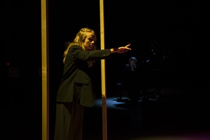 Jana Hafner und Nelly Bühl in Szenen aus ihrem Diplomprojekt «Vorbeifahren» am Bachelor Musik und Bewegung der Hochschule Luzern – Musik.