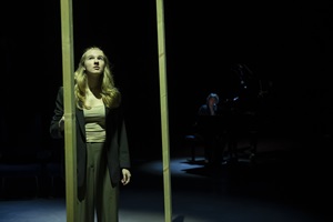 Jana Hafner und Nelly Bühl in Szenen aus ihrem Diplomprojekt «Vorbeifahren» am Bachelor Musik und Bewegung der Hochschule Luzern – Musik.