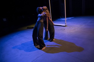 Jana Hafner und Nelly Bühl in Szenen aus ihrem Diplomprojekt «Vorbeifahren» am Bachelor Musik und Bewegung der Hochschule Luzern – Musik.