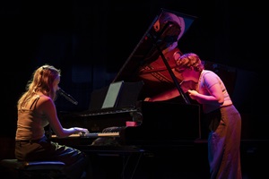 Jana Hafner und Nelly Bühl in Szenen aus ihrem Diplomprojekt «Vorbeifahren» am Bachelor Musik und Bewegung der Hochschule Luzern – Musik.