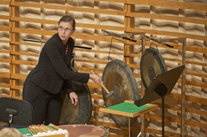 Sinfoniekonzert Oktober 2013. Eine Perkussionistin schlägt den Gong.