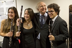 Sinfoniekonzert Oktober 2013. Heinz Holliger posiert mit drei Studierenden.