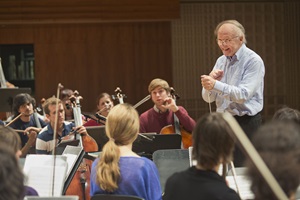 Sinfoniekonzert Oktober 2013: Heinz Holliger während den Proben mit den Hochschulorchestern von Luzern und Basel. 