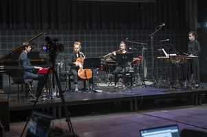 Rebecca Blau, Flöte; Charlotte Lorenz, Violoncello; Aya Masui, Schlagzeug; Pierre Delignies Calderón, Keyboard; Johannes Kreidler