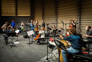 Musikfestival Szenenwechsel 2022: Volksmusik-Aufführung «Creating Sound» mit Simone Bottasso. Bild Ingo Höhn