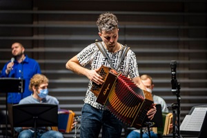 Musikfestival Szenenwechsel 2022: Volksmusik-Aufführung «Creating Sound» mit Simone Bottasso. Bild Ingo Höhn