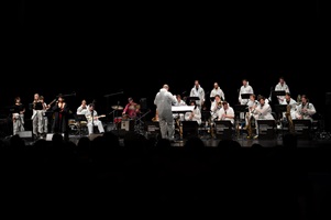 Musikfestival Szenenwechsel 2022: Aufführung «infinity grooves» – das Konzert der Big Band mit Genevieve Artadi, Louis Cole und Joakim Milder. Bild Priska Ketterer