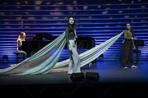 Mitwirkende der Musik & Bewegung-Performance «Musik bewegt Musik no. 5» im Konzertsaal Salquin im Rahmen des Musikfestivals Szenenwechsel. Bild HSLU/Priska Ketterer