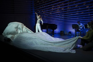 Mitwirkende der Musik & Bewegung-Performance «Musik bewegt Musik no. 5» im Konzertsaal Salquin im Rahmen des Musikfestivals Szenenwechsel. Bild HSLU/Priska Ketterer