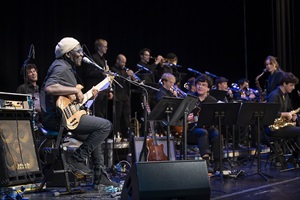 Musikfestival Szenenwechsel 2026: Die HSLU Big Band mit dem Bassisten Richard Bona im Luzerner Saal des KKL Luzern. Bild HSLU/Priska Ketterer