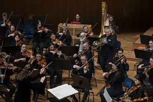 Musikfestival Szenenwechsel 2026: Der Hornist Stefan Dohr mit dem HSLU Sinfonieorchester und dem Luzerner Sinfonieorchester unter der Leitung von Kristiina Poska. Bild HSLU/Priska Ketterer