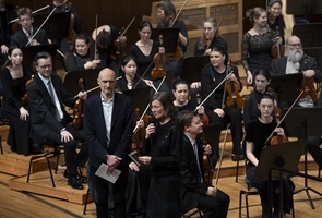 Musikfestival Szenenwechsel 2026: Der Direktor Valentin Gloor und Rektorin Barbara Gloor begrüssen die Gäste zum Sinfoniekonzert mit dem HSLU Sinfonieorchester und dem Luzerner Sinfonieorchester unter der Leitung von Kristiina Poska. Bild HSLU/Priska Ketterer