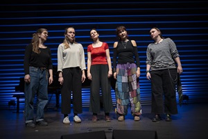 Mitwirkende der Musik & Bewegung-Performance «Musik bewegt Musik no. 5» im Konzertsaal Salquin im Rahmen des Musikfestivals Szenenwechsel. Bild HSLU/Priska Ketterer