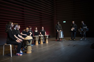 Mitwirkende der Musik & Bewegung-Performance «Musik bewegt Musik no. 5» im Konzertsaal Salquin im Rahmen des Musikfestivals Szenenwechsel. Bild HSLU/Priska Ketterer