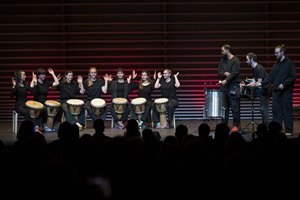 Mitwirkende der Musik & Bewegung-Performance «Musik bewegt Musik no. 5» im Konzertsaal Salquin im Rahmen des Musikfestivals Szenenwechsel. Bild HSLU/Priska Ketterer