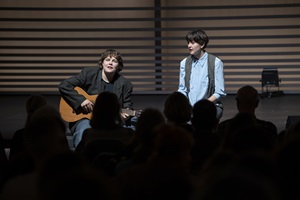 Mitwirkende der Musik & Bewegung-Performance «Musik bewegt Musik no. 5» im Konzertsaal Salquin im Rahmen des Musikfestivals Szenenwechsel. Bild HSLU/Priska Ketterer