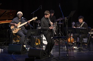 Musikfestival Szenenwechsel 2026: Die HSLU Big Band mit dem Bassisten Richard Bona im Luzerner Saal des KKL Luzern. Bild HSLU/Priska Ketterer