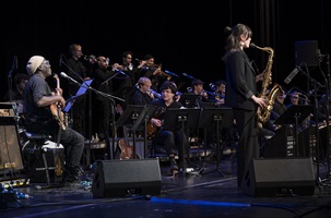 Musikfestival Szenenwechsel 2026: Die HSLU Big Band mit dem Bassisten Richard Bona im Luzerner Saal des KKL Luzern. Bild HSLU/Priska Ketterer