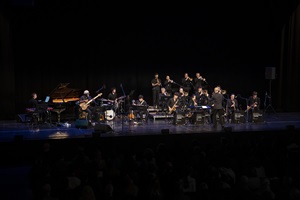 Musikfestival Szenenwechsel 2026: Die HSLU Big Band unter der Leitung von David Grottschreiber mit dem Bassisten Richard Bona im Luzerner Saal des KKL Luzern. Bild HSLU/Priska Ketterer