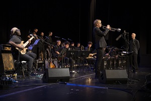 Musikfestival Szenenwechsel 2026: Die HSLU Big Band unter der Leitung von David Grottschreiber mit dem Bassisten Richard Bona im Luzerner Saal des KKL Luzern. Bild HSLU/Priska Ketterer