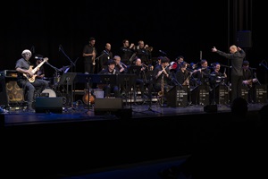 Musikfestival Szenenwechsel 2026: Die HSLU Big Band unter der Leitung von David Grottschreiber mit dem Bassisten Richard Bona im Luzerner Saal des KKL Luzern. Bild HSLU/Priska Ketterer