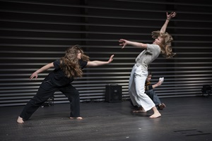 Mitwirkende der Musik & Bewegung-Performance «Musik bewegt Musik no. 5» im Konzertsaal Salquin im Rahmen des Musikfestivals Szenenwechsel. Bild HSLU/Priska Ketterer