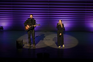 Mitwirkende der Musik & Bewegung-Performance «Musik bewegt Musik no. 5» im Konzertsaal Salquin im Rahmen des Musikfestivals Szenenwechsel. Bild HSLU/Priska Ketterer