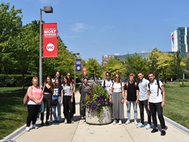 Gruppe Austauschstudierende auf Campus