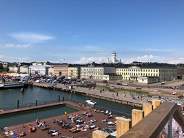 Sicht auf den Marktplatz – Helsinki erwacht zum Leben