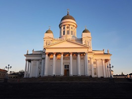 Der Dom von Helsinki in der winterlichen Abendsonne