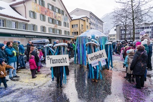«Fasnacht Verbindet» mit diesem Motto nimmt eine Gruppe Asylsuchende am Altdorfer Fasnachtsumzug teil.