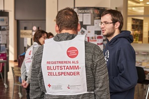 Gemeinsam mit dem Blutspendedienst Zentralschweiz SRK informieren Studierende über die Wichtigkeit des Blut-und Stammzellspendens.
