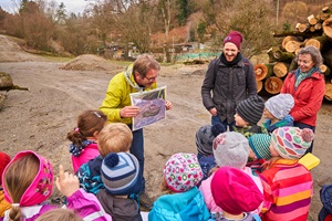 «100 Jahre – 100 Pflanzen» – Kindergärtner und Senioren aus dem Quartier pflanzen 100 Wildsträucher und verbinden so Nachhaltigkeit mit Sozialer Arbeit in der Gesellschaft.